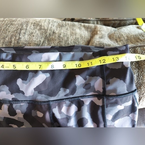 Athleta Lightning Camo 7/8 Tight , Gray Camo size M - Picture 4 of 8